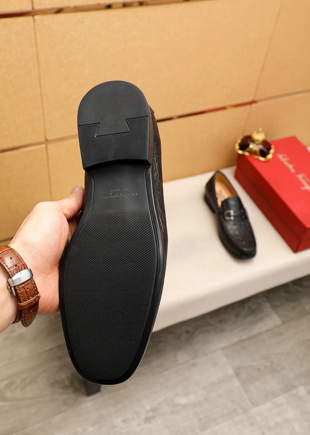 Men's shoes 💰480 💐 Product trademark: Ferragamo "Ferragamo" casual leather shoes Regular size: 38-44 (45🉑️customized) Product materials: Selected imported first-layer cowhide embossed upper + luxury hardware buckle, imported water-dyed cowhide leather lining. Strong three-dimensional visual effect, original rubber outsole Color: 2⃣️colors available